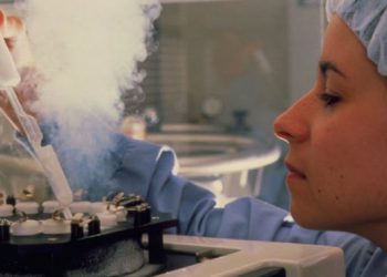 Women ‘need to know egg freezing risk’