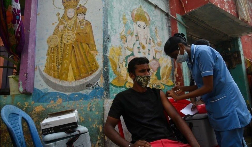 Covid vaccine: India administers more than one billion Covid jabs